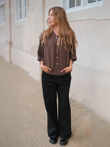 Maglietta ' Fride ' di TEESHOPPEN in marrone: frontale