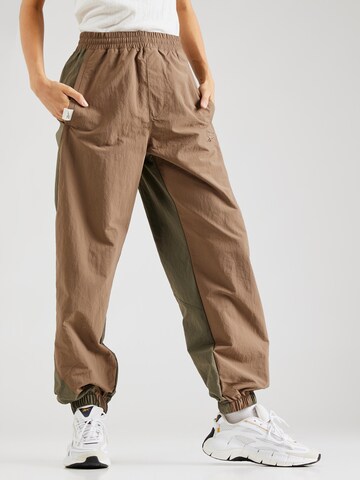 ReebokTapered Hlače - zelena boja: prednji dio