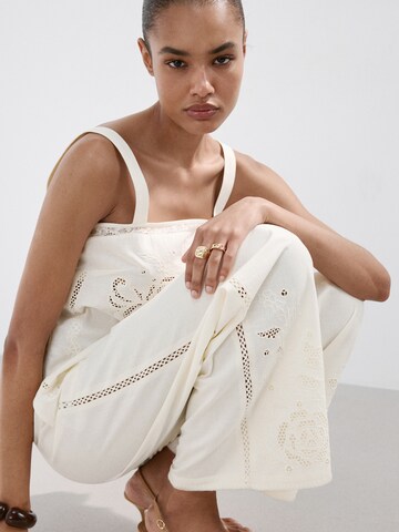 Largi Pantaloni 'Daria' de la MANGO pe alb