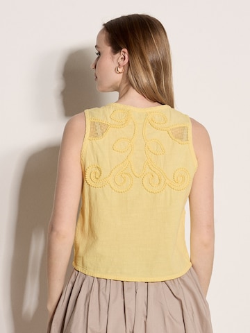 Apricot Top ' ' in Geel