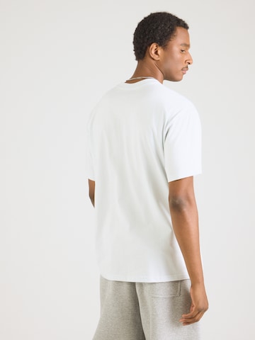 Nike Sportswear - Camisa em branco
