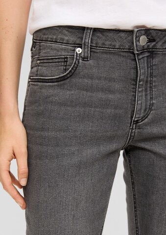 QS Slimfit Jeans 'Sadie' in Grau