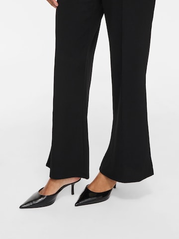 Evazați Pantaloni cu dungă de la VILA pe negru