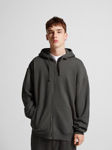 Bershka Sweat jacket in Grey: front