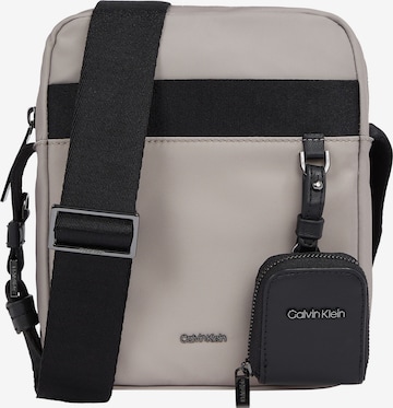 Calvin Klein Umhängetasche "Est." in Grün: Vorderseite