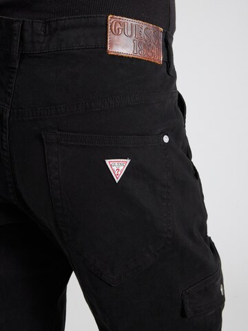 Tapered Pantaloni cargo 'NEW KOMBAT' di GUESS in nero