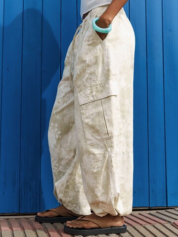 Bershka Baggy Hose 'HIBISCUS' in Beige