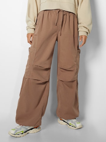 Bershka Wide leg Trousers in Brown: front