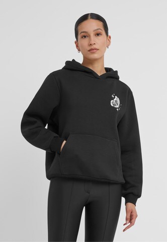 Miss Tee Sweatshirt 'Wildest Dreams' i svart: framsida