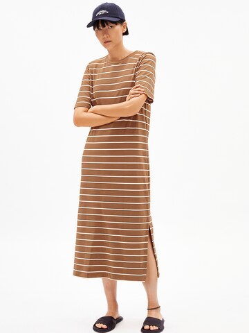 Robe ARMEDANGELS en marron : devant