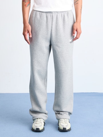 Nike Sportswear Szabványos Nadrág 'CLUB' - szürke: elől