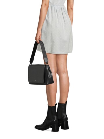 Calvin Klein Tasche 'MUST' in Schwarz