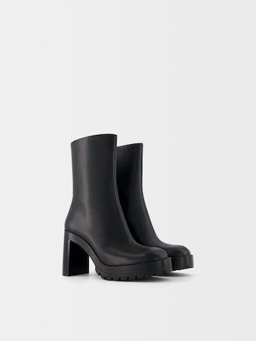 Bershka Stiefelette in Schwarz