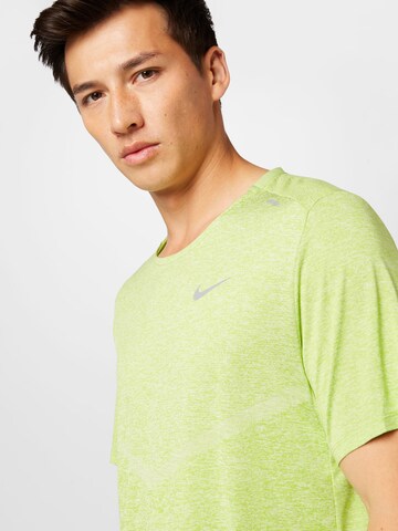 T-Shirt fonctionnel 'Rise 365' NIKE en vert