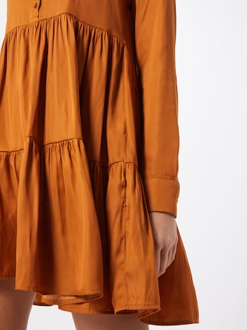 NU-IN - Vestido camisero en naranja