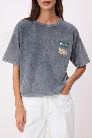 T-shirt Trendyol en gris