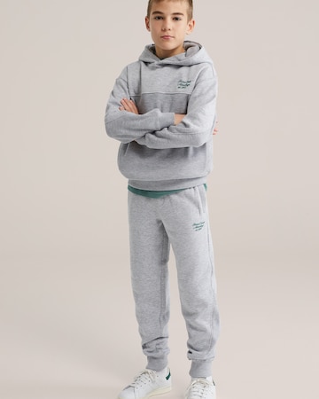 WE Fashion Tapered Byxa i grå