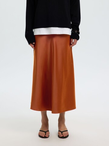 SELECTED - Falda en rojo: frente