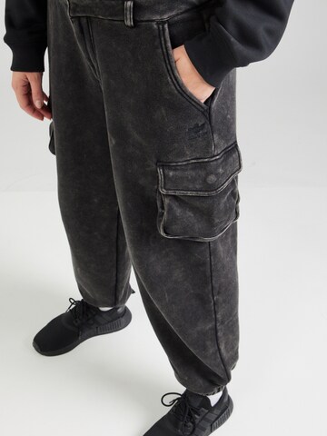 Tapered Pantaloni cu buzunare de la ADIDAS ORIGINALS pe negru