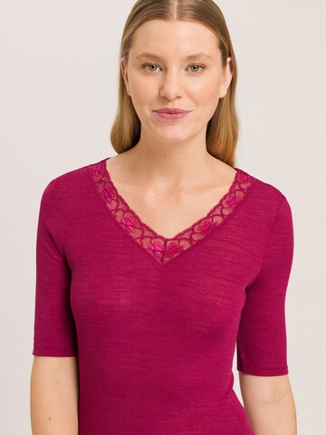 Hanro Onderhemd ' Woolen Lace ' in Rood: voorkant