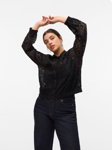 Vero Moda Curve Between-Season Jacket 'VMLUNI' in Black: front