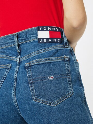 Tommy Jeans بساق عريضة جينز 'BETSY' بلون أزرق
