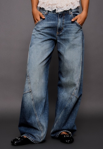 Barrel Jeans de la Bershka pe albastru: față