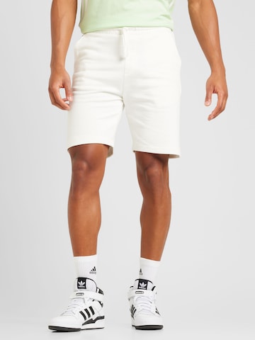 QS Regular Панталон в бяло: отпред
