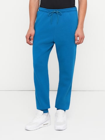 Tapered Pantaloni 'CLUB' de la Nike Sportswear pe verde: față