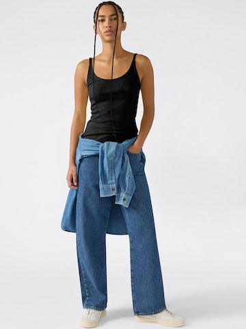 Top de la Champion Authentic Athletic Apparel pe negru: față