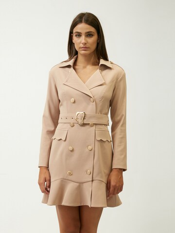 Cappotto di mezza stagione di Influencer in beige: frontale