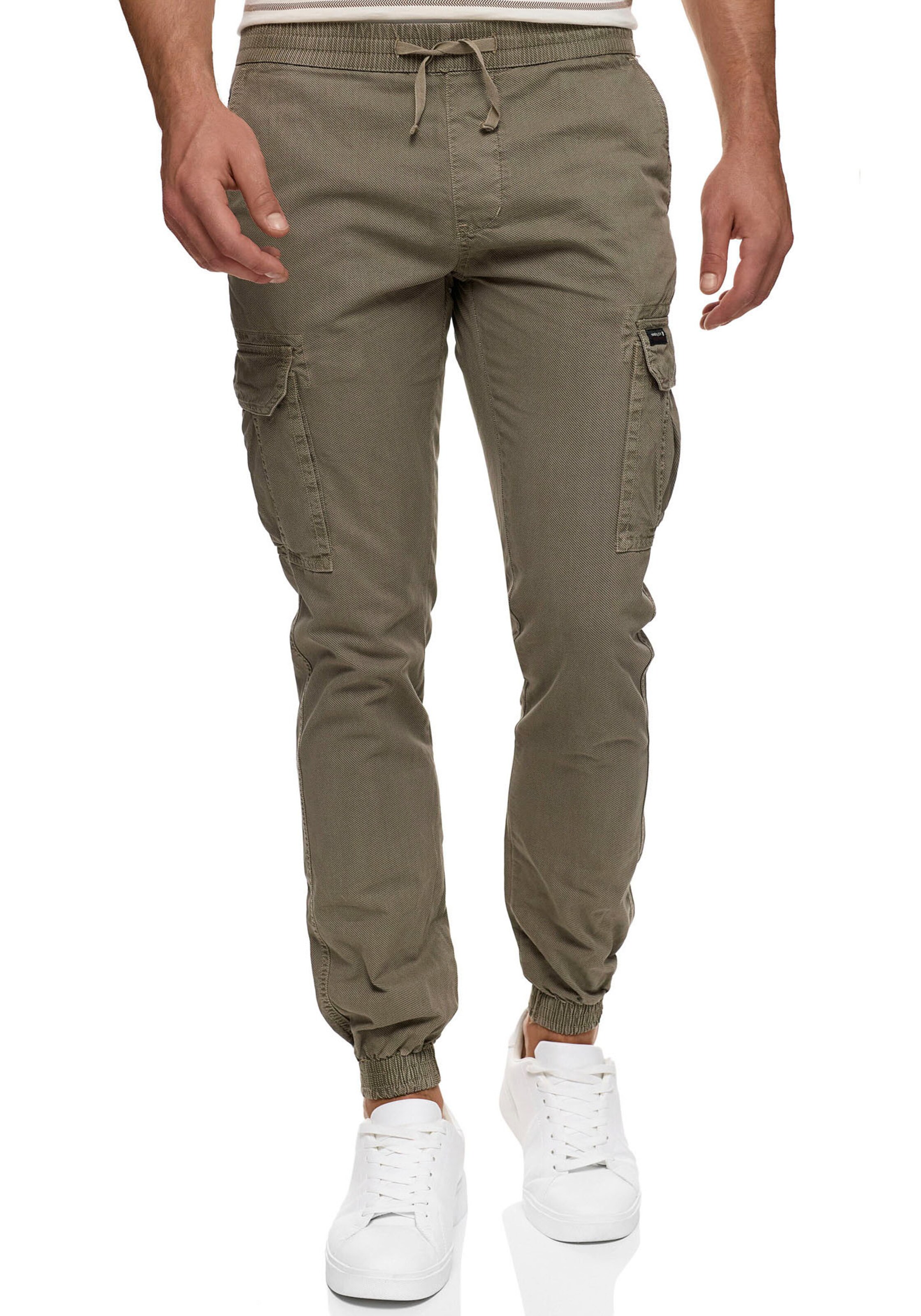 INDICODE JEANS Tapered Cargo Pants in Green: front