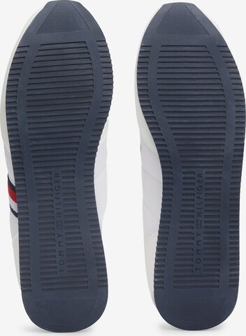 TOMMY HILFIGER Låg sneaker 'Essential' i vit