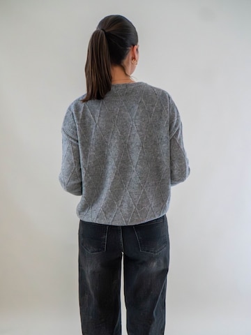 WEARABLE STORIES Pullover 'Manou' in Grau
