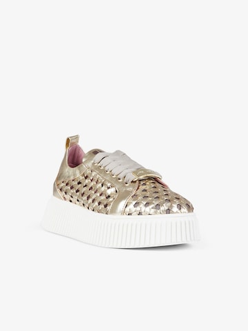 Sneaker bassa di Lorenzo Mari in oro: frontale