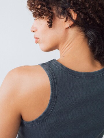 Top di Honest Basics in blu
