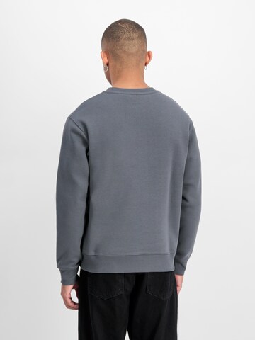 ALPHA INDUSTRIES Sweatshirt in Grau