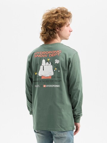 hydroponic - Camiseta 'Hydroponic x Peanuts Regular-Fit Long-Sleeve Ski Lift T-Shirt' en verde