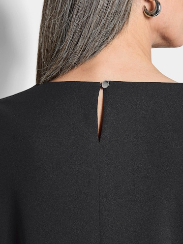 Goldner Etuikleid in Schwarz