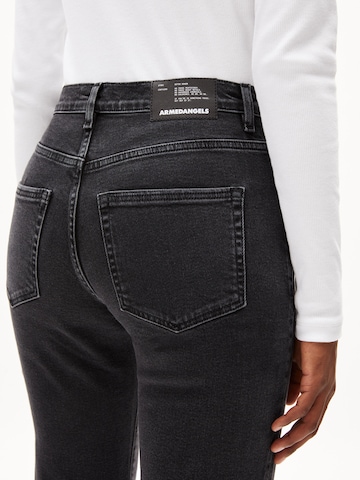 ARMEDANGELS Slimfit Jeans 'CARENAA' in Zwart