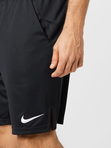 Regular Pantaloni sport de la NIKE pe negru