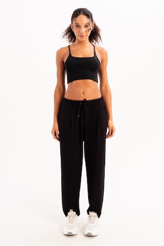 Justever Loosefit Sportbroek in Zwart: voorkant