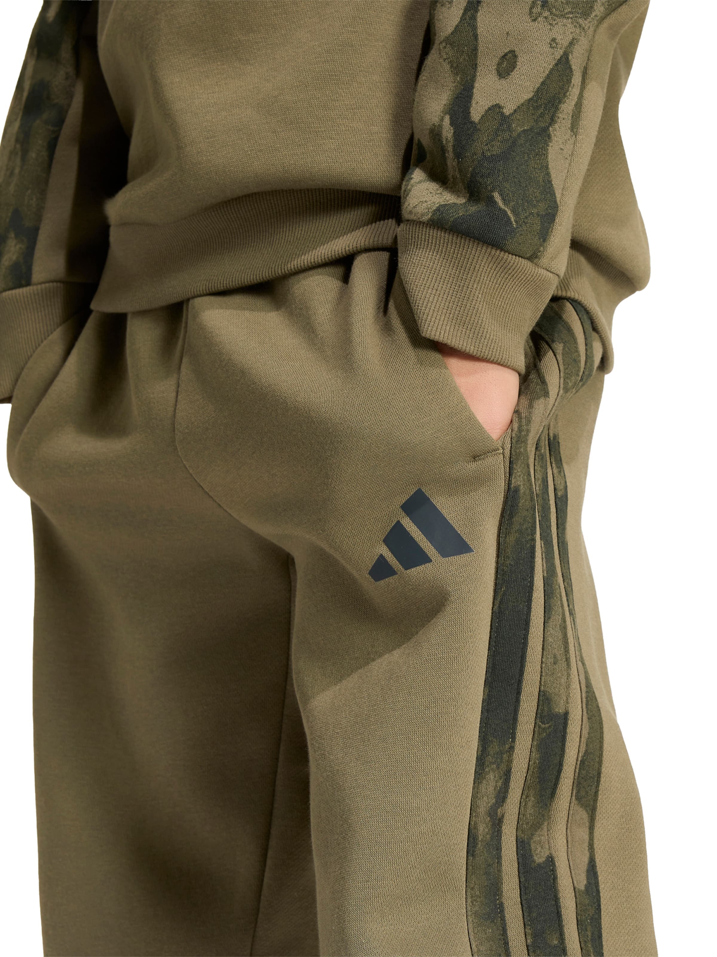 Costum de trening de la ADIDAS SPORTSWEAR pe verde