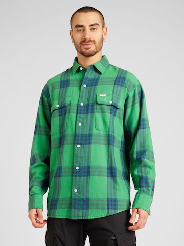 WRANGLER - Ajuste regular Camisa en verde: frente