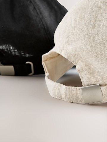 Șapcă de la Next pe bej