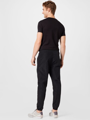 Calvin Klein Jeans Tapered Hose in Schwarz