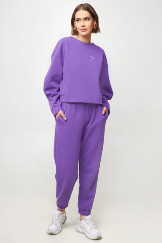 WHITE RVBBIT Sweatshirt in Purple