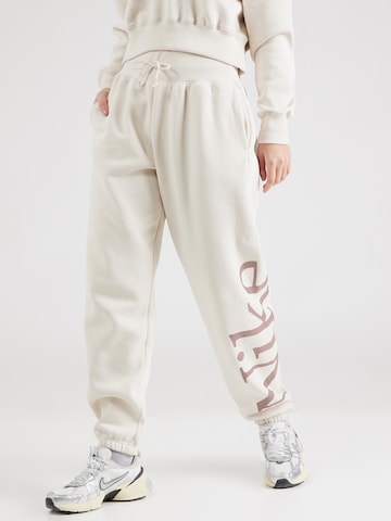 Effilé Pantalon 'Phoenix' Nike Sportswear en beige : devant