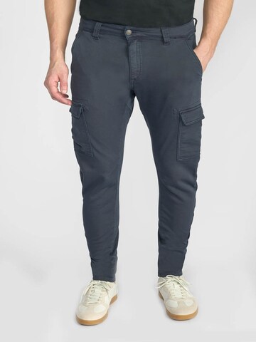 Effilé Pantalon chino 'Koge' Le Temps Des Cerises en noir : devant