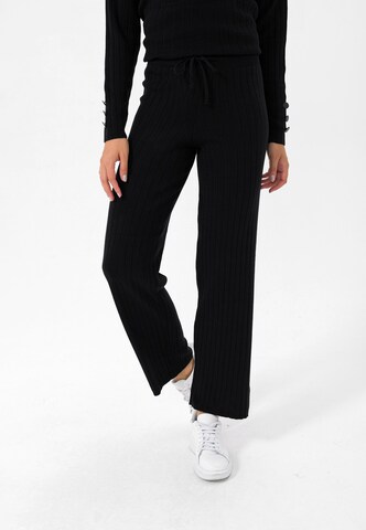 Jimmy Sanders Slim fit Trousers in Black: front